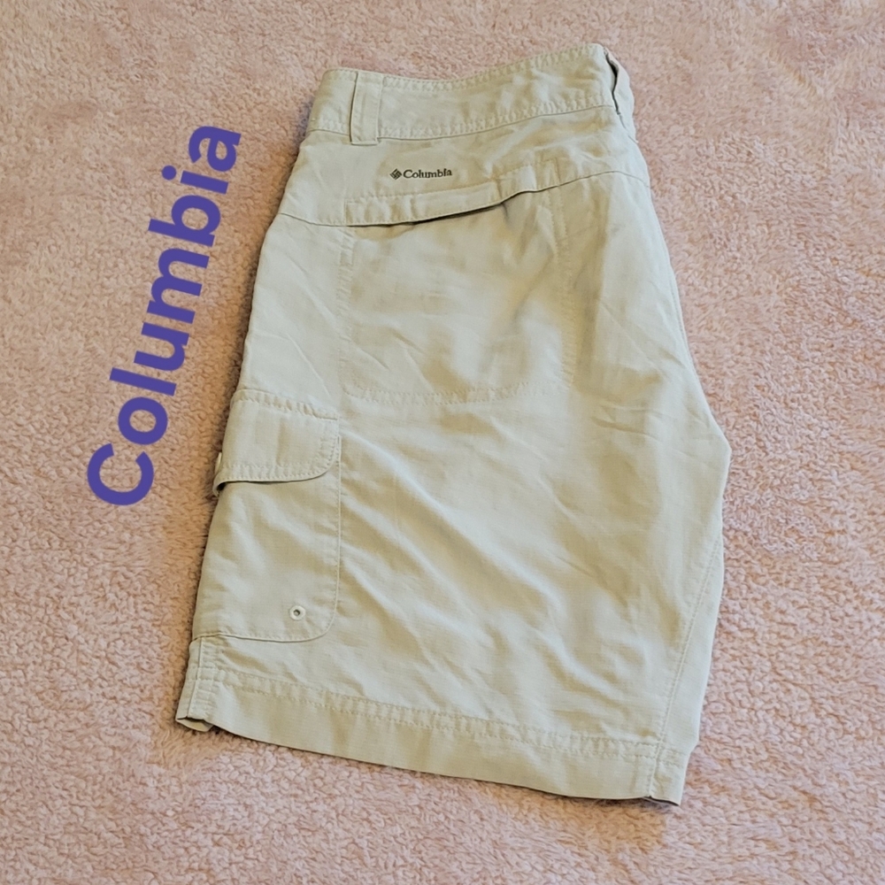 Columbia Woman’s Omni Wick Cargo Tan Khaki Lightweight Shorts. Sz: 8
